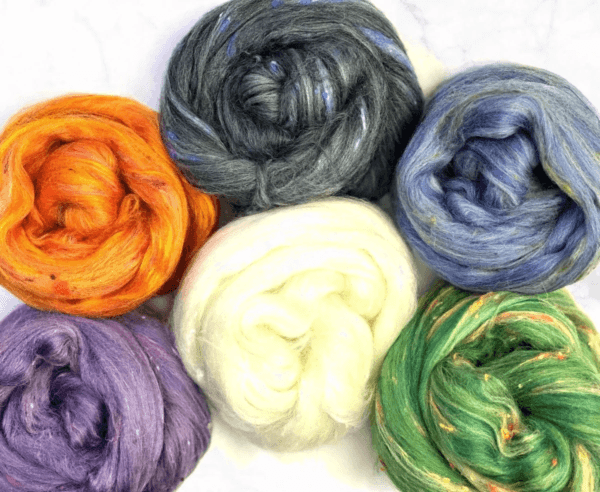 The Folklore Collection Mixed Bag met zes bundels spinvezels van World of Wool.