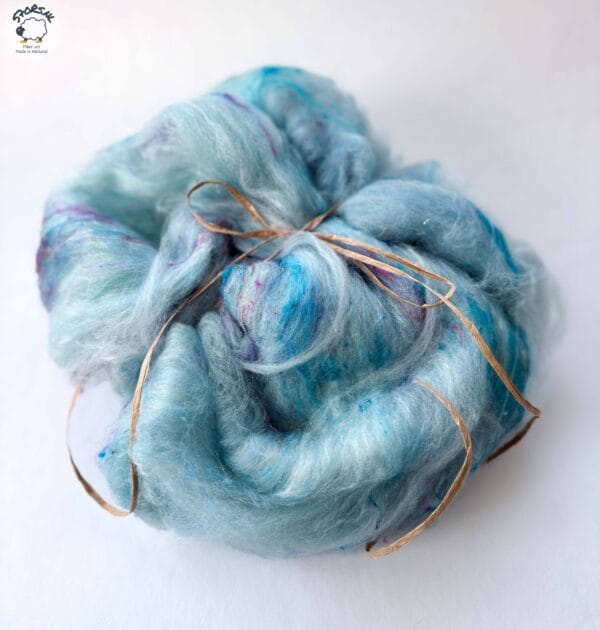 S7oRS Art Batt – IJswater met Confetti · 55 g — lichtblauw, turquoise en donkerblauw, met roze, paarse en groene spikkels — S7oRS Art Batt.