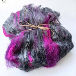 S7oRS Art Batt – Stroomstoring in Magenta · 70 g — donkergrijs, zwart, felroze en paars, met beige stroken — S7oRS Art Batt.