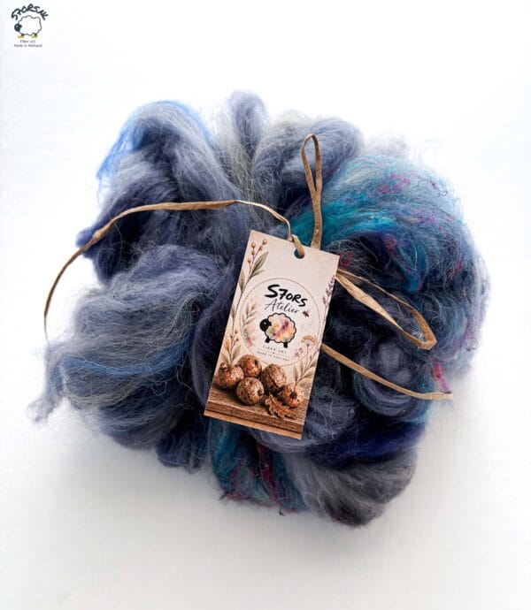 s7ors-art-batt-08 S7oRS Art Batt – Onweer boven de Kermis · 80 g — wit, donkerblauw, lichtblauw, grijs en turquoise, met roze en paarse accenten — S7oRS Art Batt.