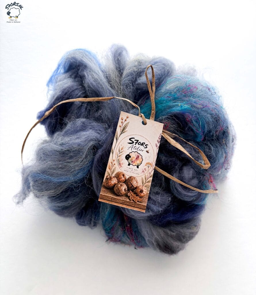 S7oRS Art Batt – Onweer boven de Kermis · 80 g — wit, donkerblauw, lichtblauw, grijs en turquoise, met roze en paarse accenten — S7oRS Art Batt.