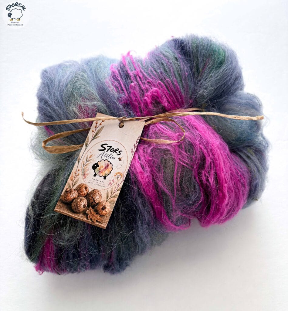 S7oRS Art Batt – De Nachtploeg Draagt Roze · 68 g — donkergrijs, felroze, magenta, paars en blauwgroen — S7oRS Art Batt.