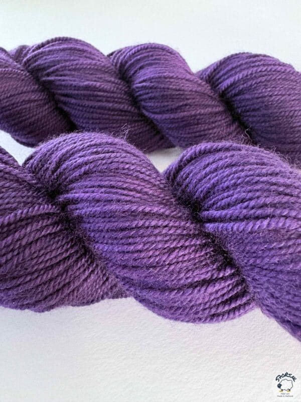 1F29429F-BC48-4603-BF58-5B43E7BB7087.jpeg Deep Purple handgeverfd donkerpaars semi-solid garen – complete streng
