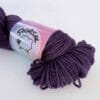 89DE1CB7-77B2-41C3-9925-41A079D56032.jpeg Detail van de garentextuur en diepe paarse tinten van Deep Purple
