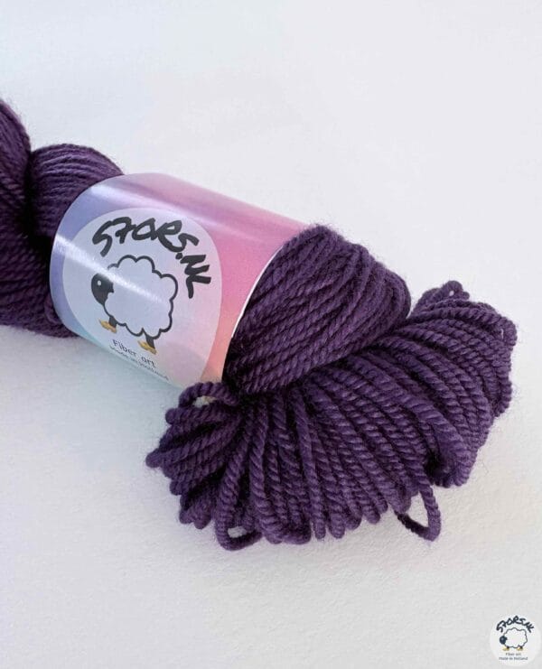 89DE1CB7-77B2-41C3-9925-41A079D56032.jpeg Detail van de garentextuur en diepe paarse tinten van Deep Purple