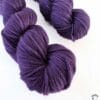 EAC17F3E-8108-4D42-9A7E-A2039DC847AF.jpeg Deep Purple handgeverfd donkerpaars semi-solid garen met S7oRS-band