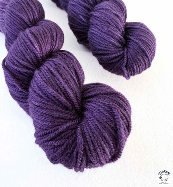 EAC17F3E-8108-4D42-9A7E-A2039DC847AF.jpeg Deep Purple handgeverfd donkerpaars semi-solid garen met S7oRS-band
