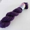 F758B299-E1BD-499F-B909-E483A29FAEE4.jpeg Detail van de subtiele paarse kleurvariaties in Deep Purple handgeverfd garen