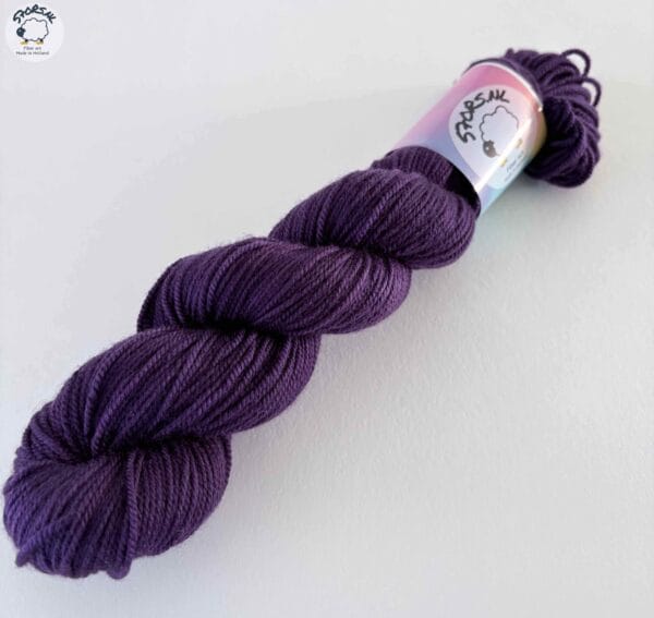 F758B299-E1BD-499F-B909-E483A29FAEE4.jpeg Detail van de subtiele paarse kleurvariaties in Deep Purple handgeverfd garen